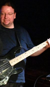 Tom,  Bass